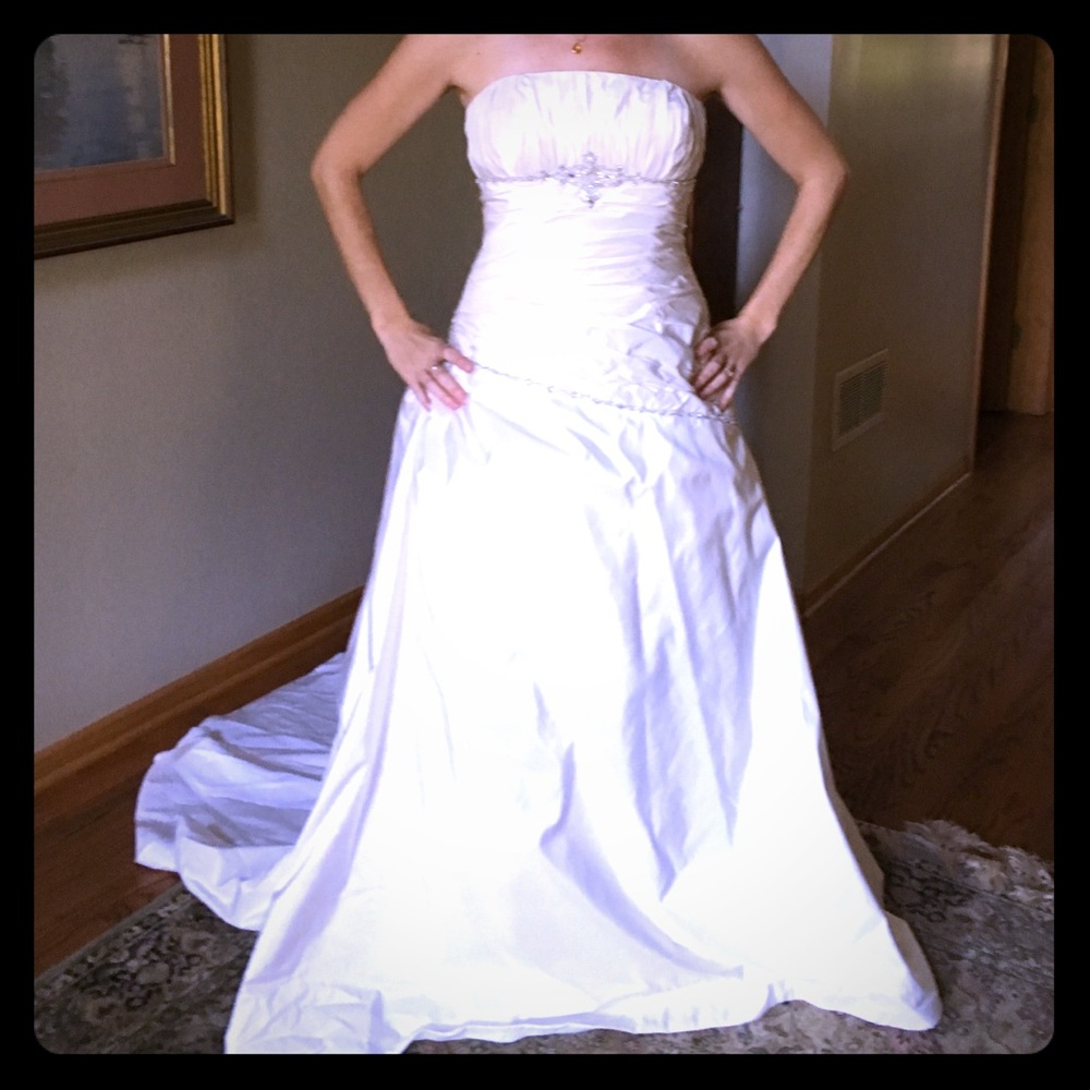 Never worn wedding dress!!!